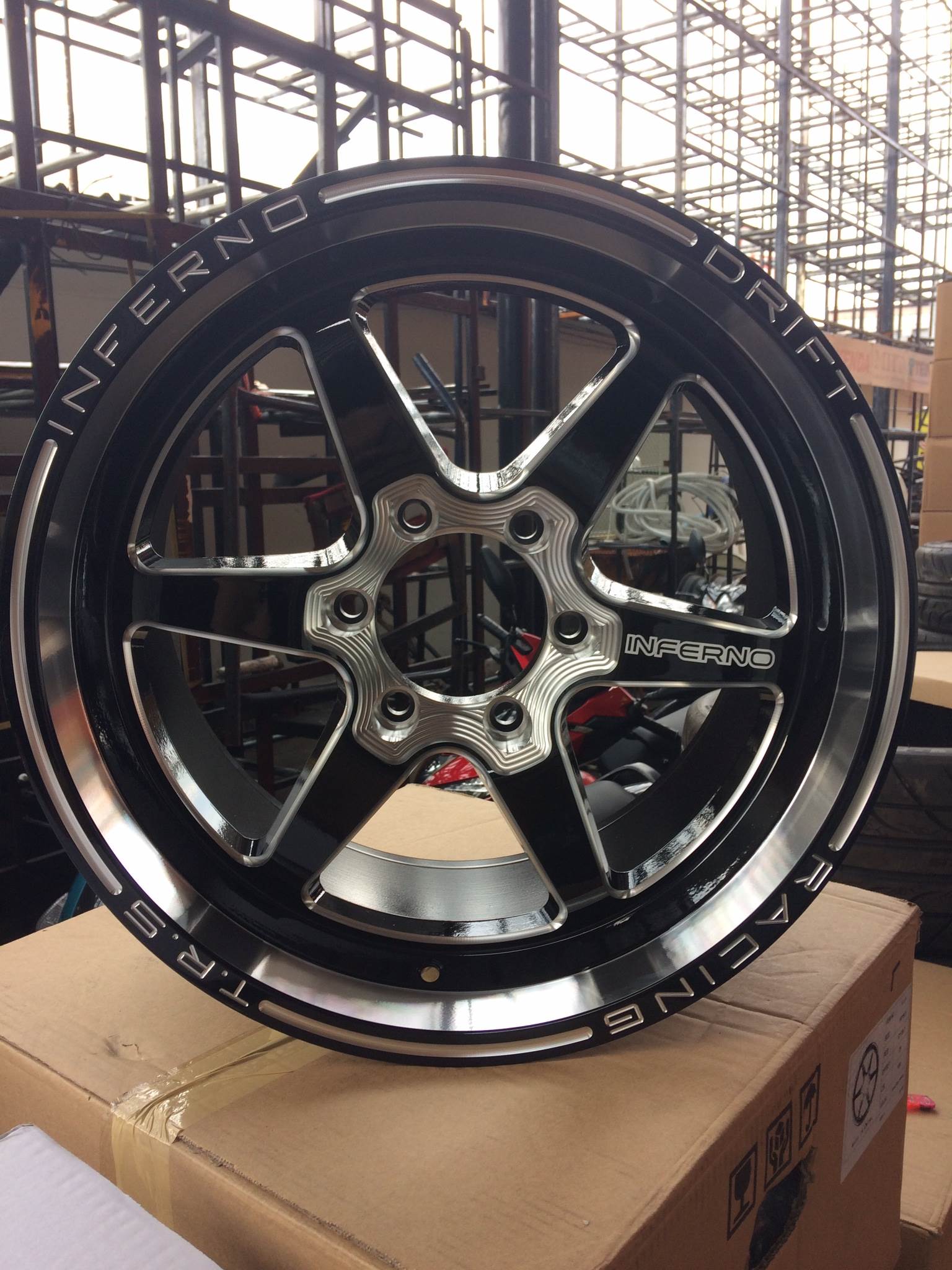 Model:WELD AJ 4125 Size:18x9.5 inch Offset:+25 pcd:6x139.7 Center Bore:108.1 mm Color:GLOSS BLACK MILLING