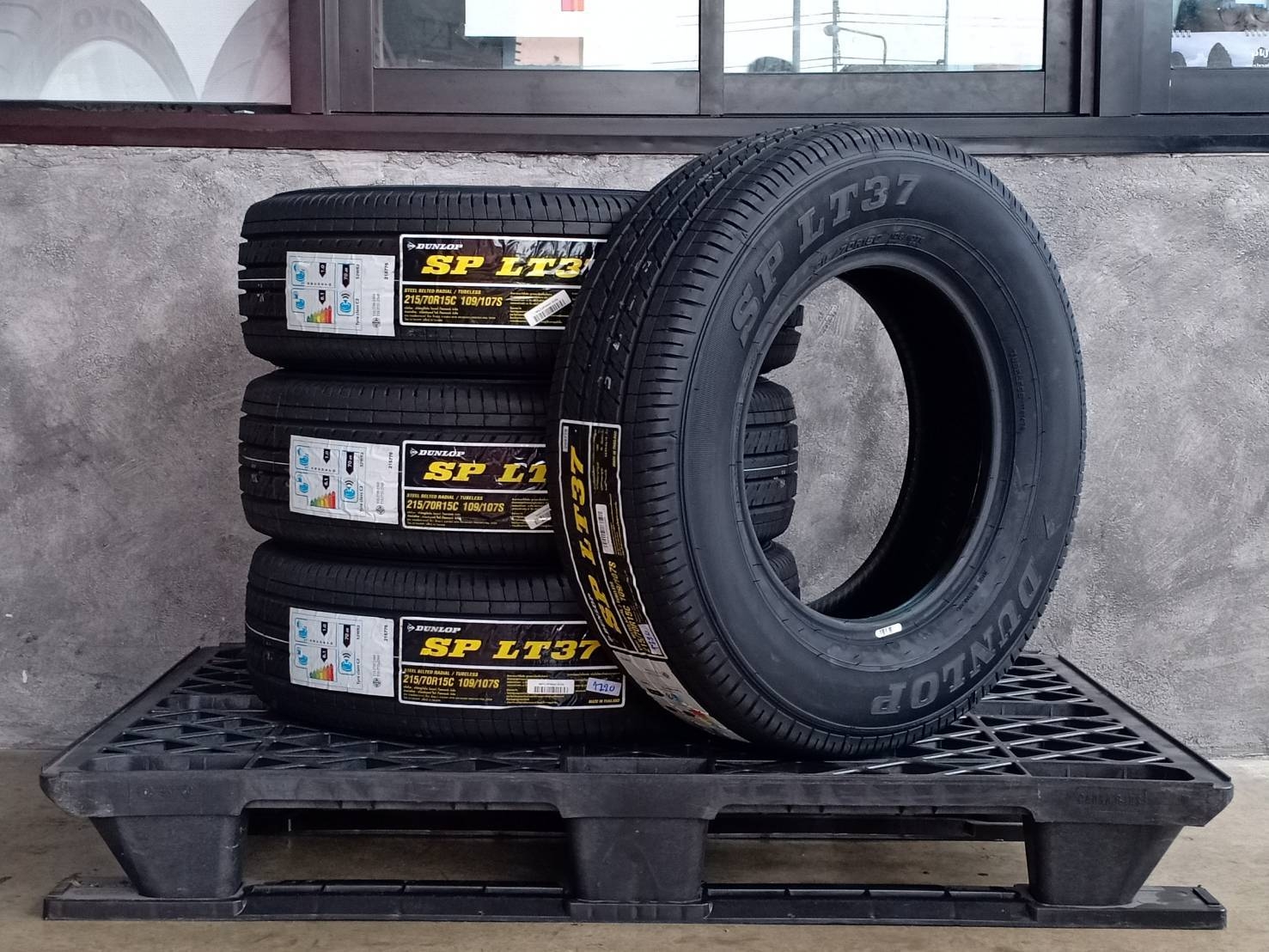 DUNLOP 215/70R15 SP LT37 109/107S MADE IN THAILAND