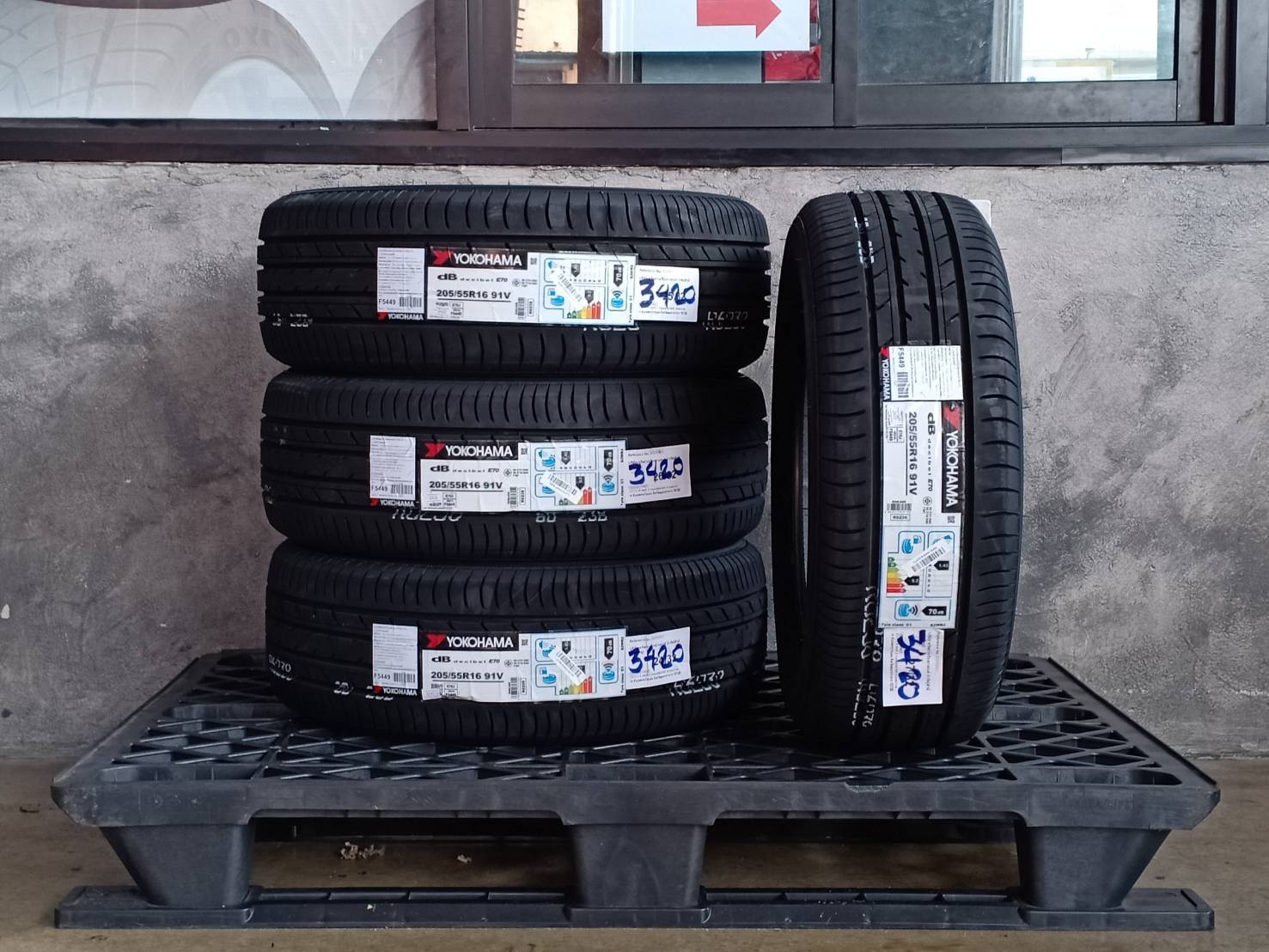 YOKOHAMA 205/55R16 DB DECIBEL E70J ราคาพิเศษ