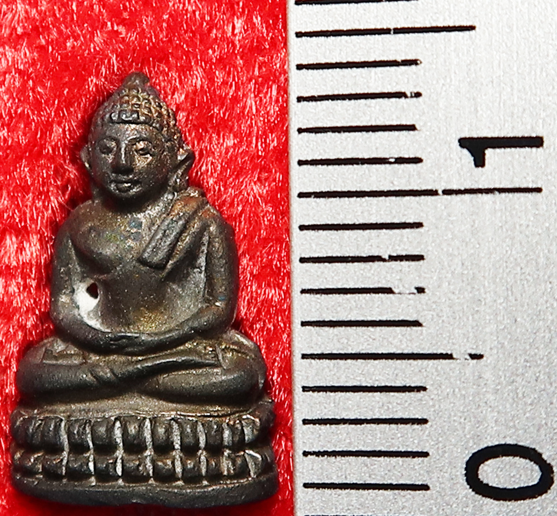 51 พระชัยวัฒน์ หลวงปู่ม่น วัดเนินตามาก จังหวัดชลบุรี ปี พ.ศ.2534 เนื้อนวโลหะ ตอกโค๊ต บูชา พร้อมกล่องเดิม จากวัด