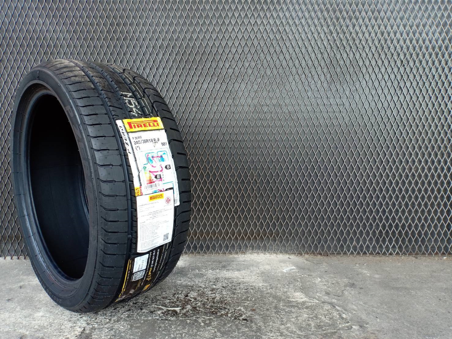 PIRELLI PZERO RUNFALT 225/40-18 ปี19 ราคาถูก