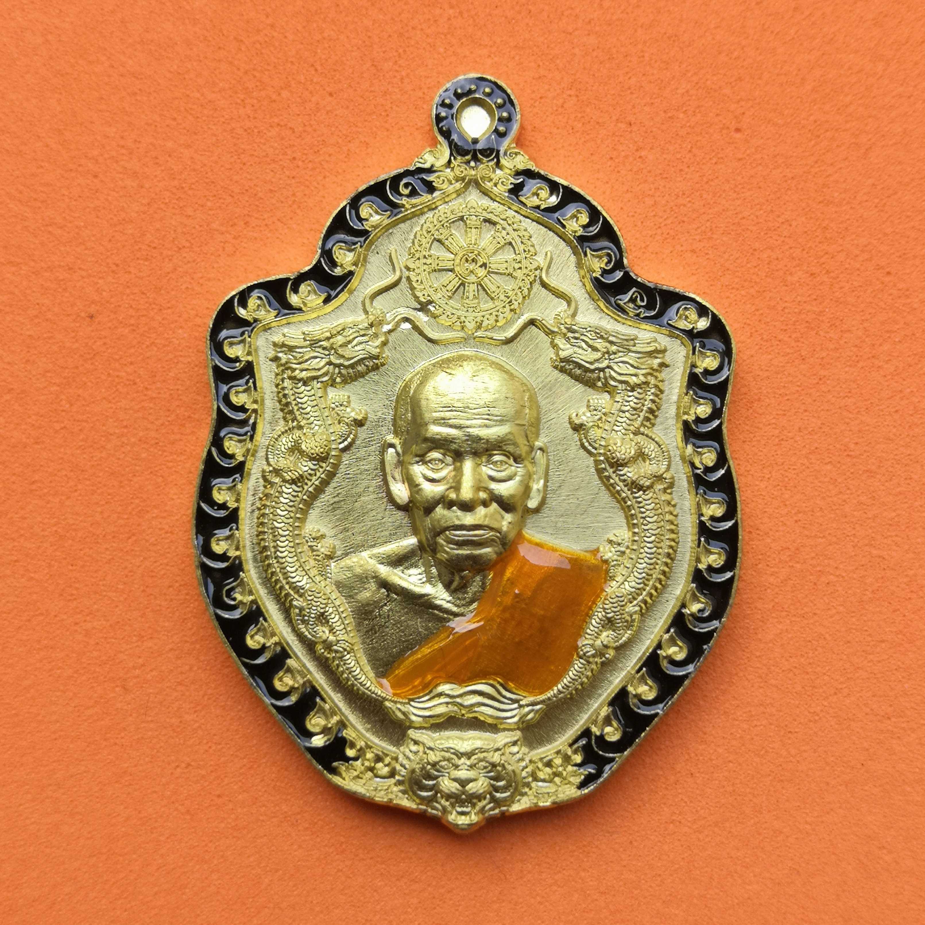 เหรียญ พยัคฆ์มังกร เศรษฐีมหาบารมี 99 หลวงพ่อพัฒน์ วัดห้วยด้วน เนื้อปลอกลูกปืน ลงยา ขอบดำ ขนาดสูงรวมห่วง 4 เซน พร้อมกล่องเดิม