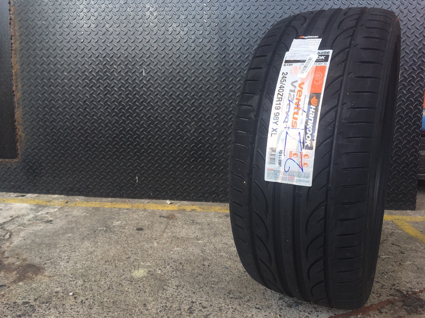 HANKOOK V12EVO2 245/40-19 ปี17 ราคาลดพิเศษ