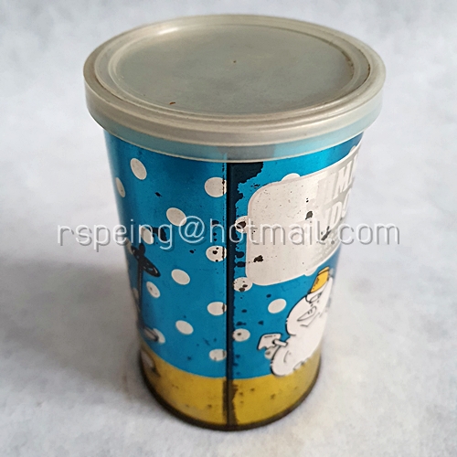 กระป๋องลายนกเพนกวินเล่นสกีบนพื้นสีฟ้าลายจุด