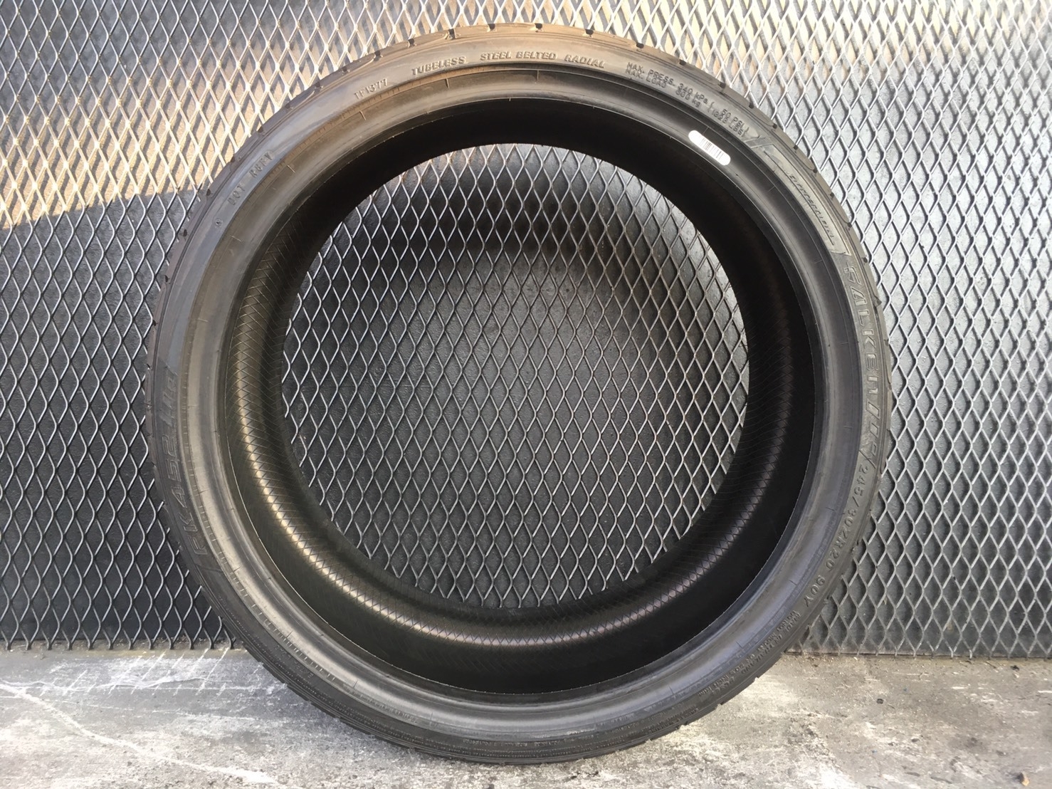FALKEN FK452 245/30-20 เส้น 5500 ปี 18 ปกติ 7500