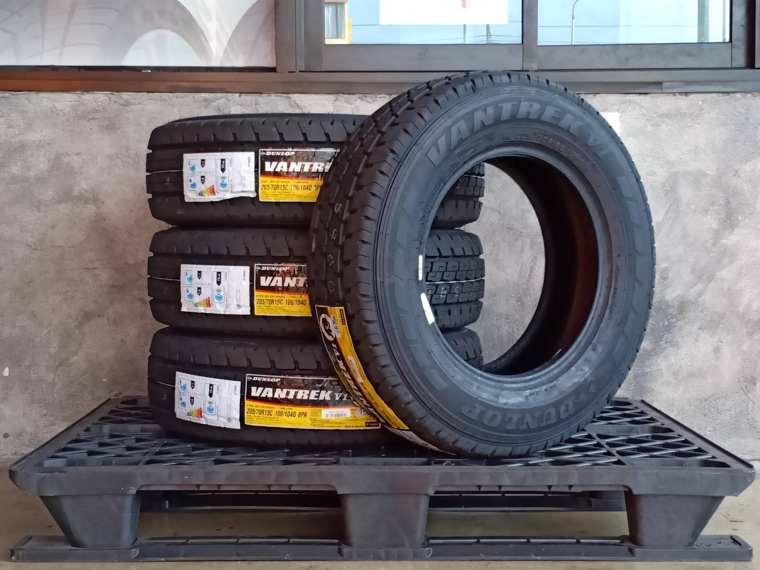 DUNLOP 205/70R15 VANTREK V1 106/104Q 8PR MADE IN THAILAND