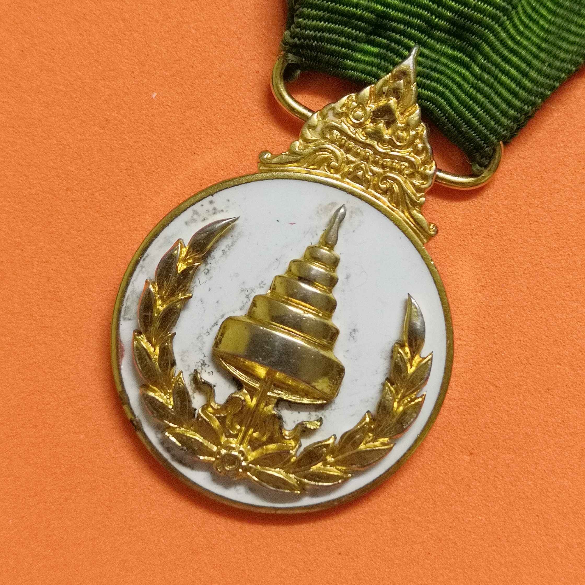 เหรียญสมนาคุณ องค์การสงเคราะห์ทหารผ่านศึก ในพระบรมราชูปถัมภ์ ขนาดกว้าง 2.7 เซน (เข็มด้านหลังชำรุดครับ)