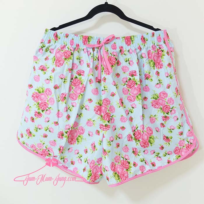 *เอว38-52นิ้ว*กางเกงขาสั้นคนอ้วนผ้าcottonสีฟ้าลายกุหลาบสีชมพู ยางยืดรอบเอวแต่งโบว์ ด้านหลังมีกระเป๋า สวยเก๋น่ารักมากๆค่ะ
