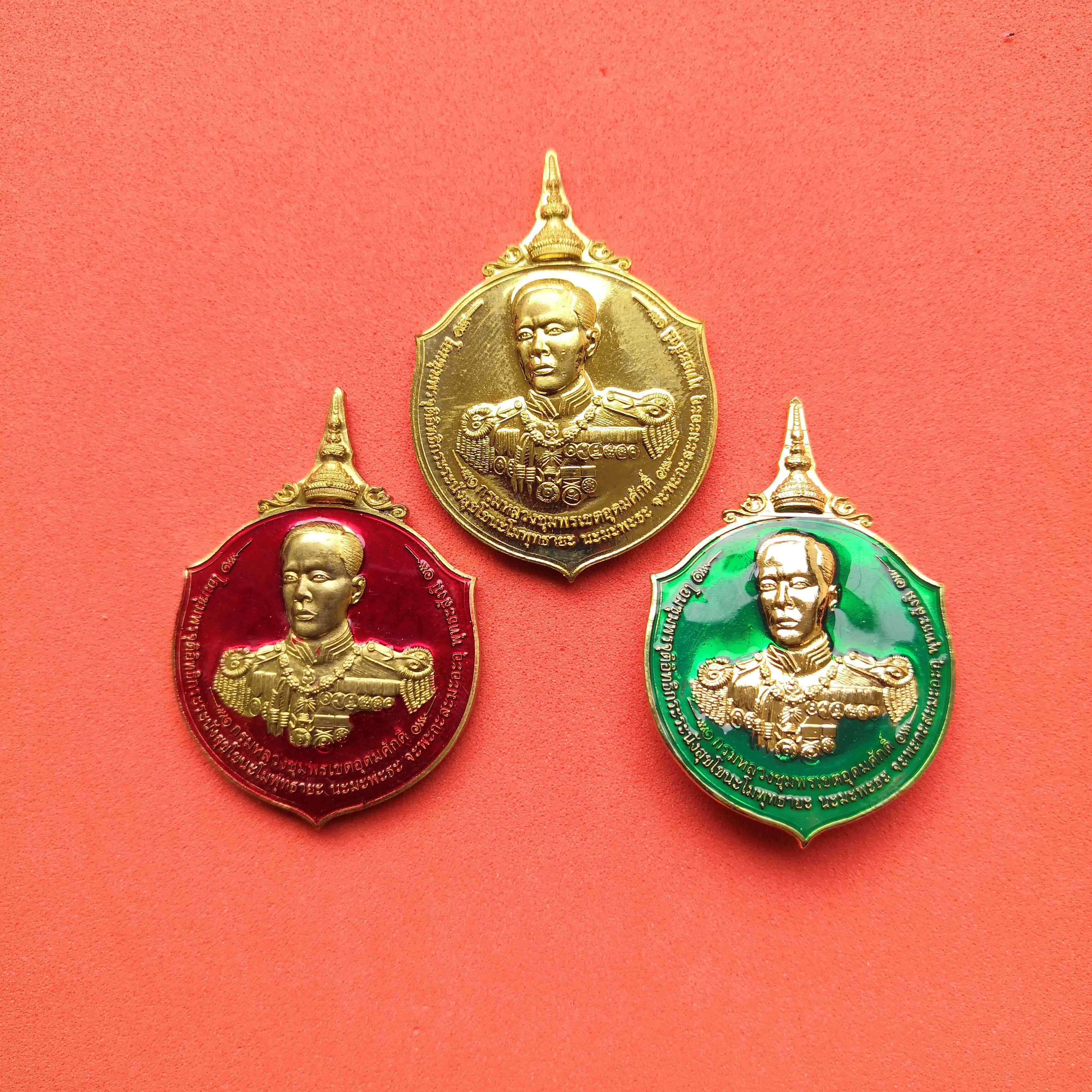 ชุดกรรมการ เหรียญกรมหลวงชุมพรเขตอุดมศักดิ์ ที่ระลึกงานบูรณะศาลกรมหลวงชุมพรฯ ตลาดนางเลิ้ง พศ 2534 ประกอบด้วย เหรียญ 2 เหรียญ และเข็มกลัด 1 ชิ้น พร้อมกล่องเดิม