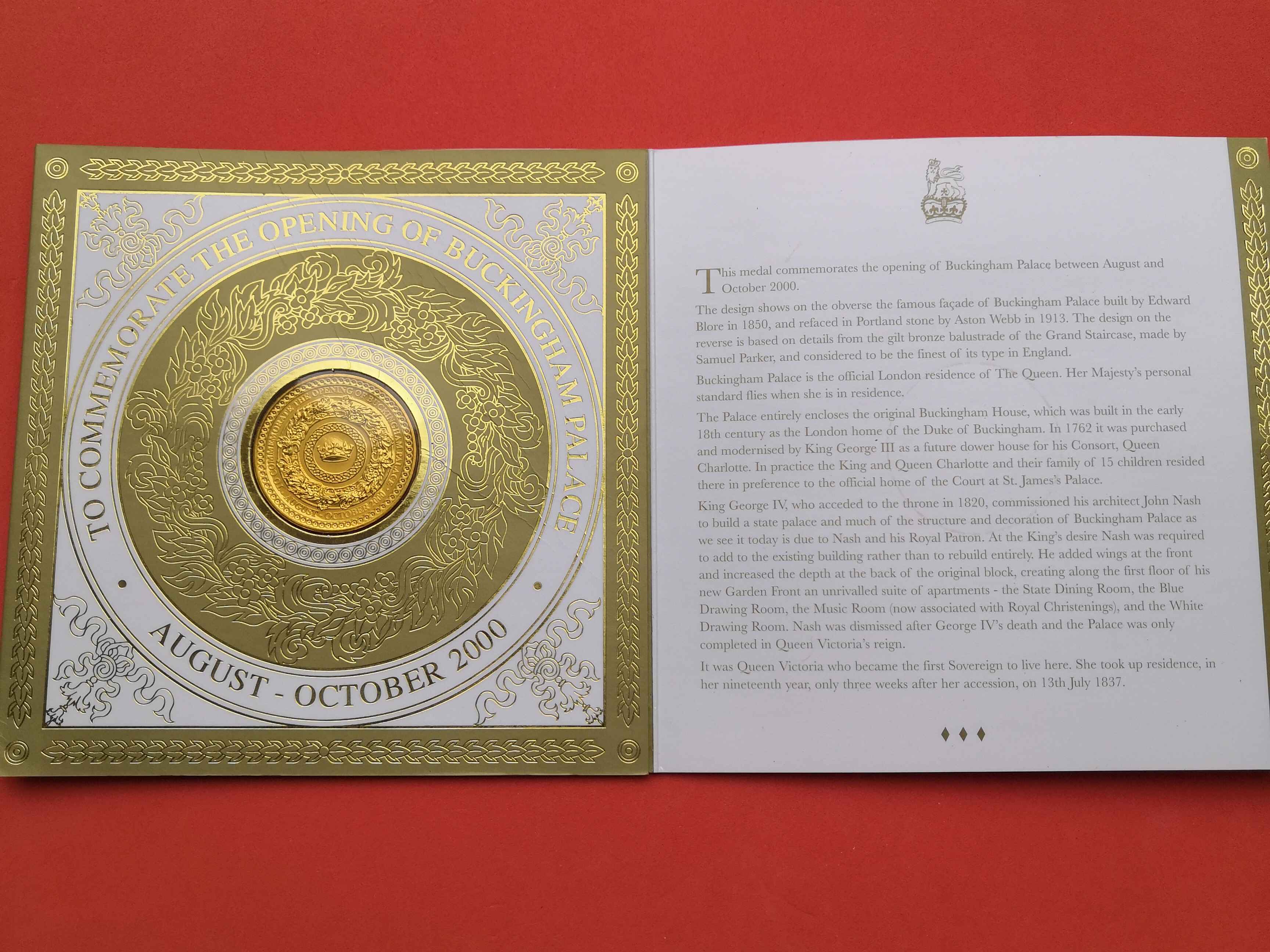 เหรียญ พระราชวังบัคกิงแฮม TO COMMEMORATE THE OPENING OF BUCKINGHAM PALACE, AUGUST - OCTOBER 2000 เหรียญขนาด 3.8 เซน พร้อมแพ็คเดิม
