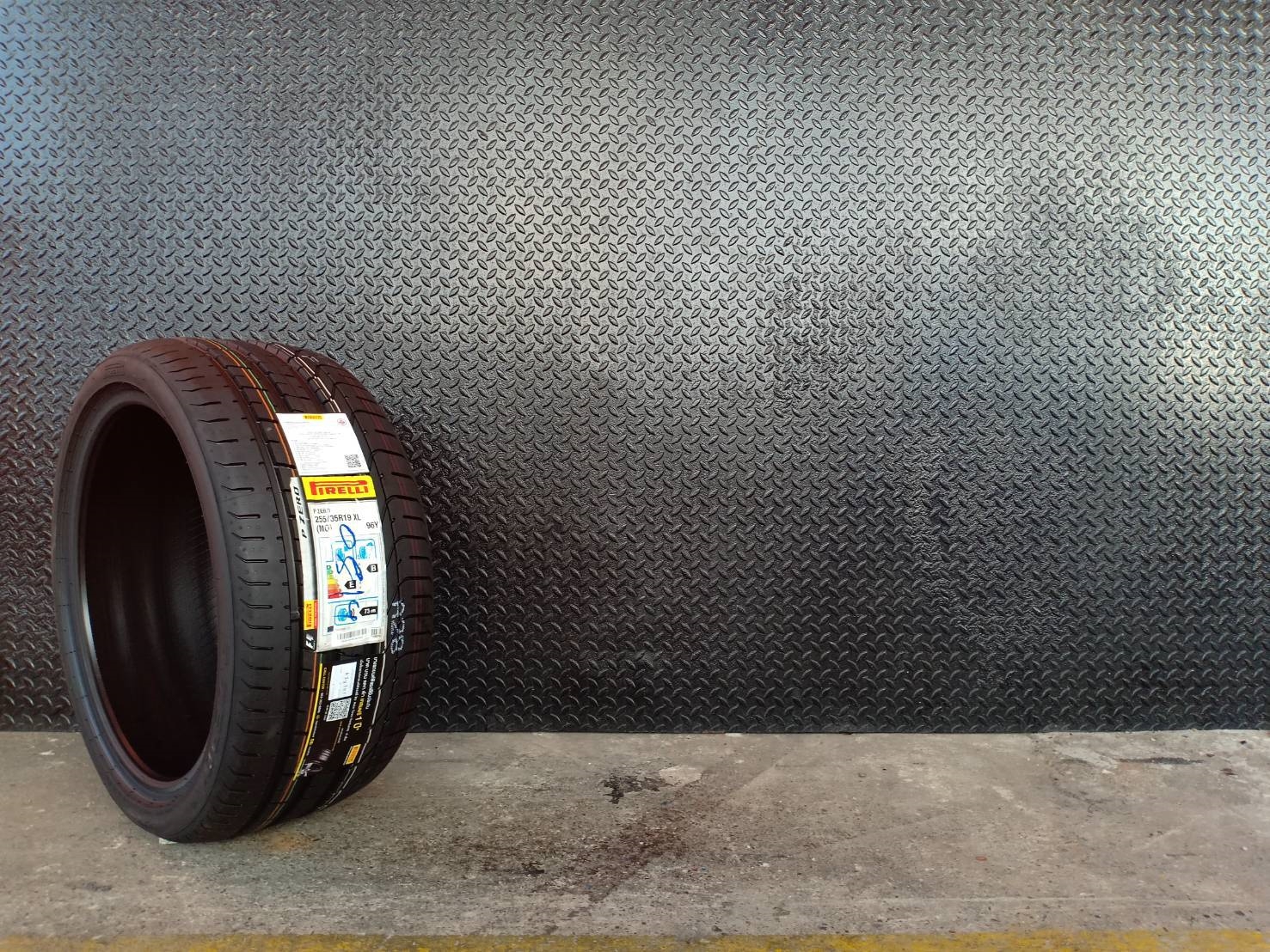 PIRELLI PZERO 255/35-19 ปี19 ราคาถูก