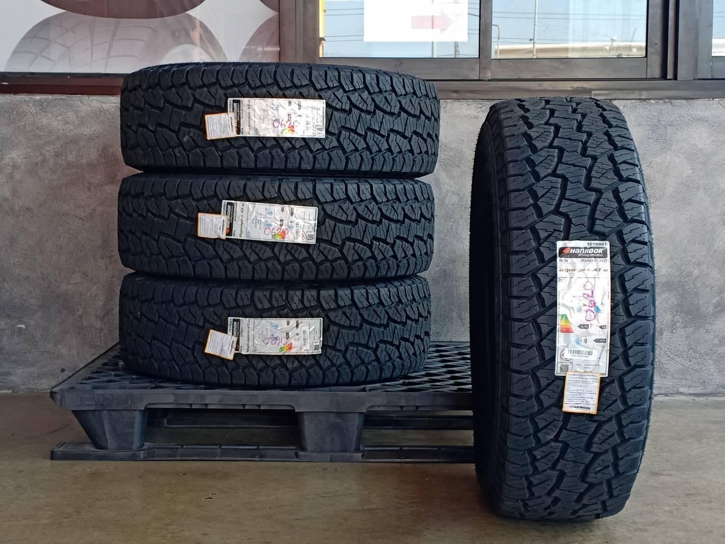 HANKOOK 265/65R17 DYNAPRO AT-M 112T (ตัวหนังสือขาว) MADE IN INDONESIA