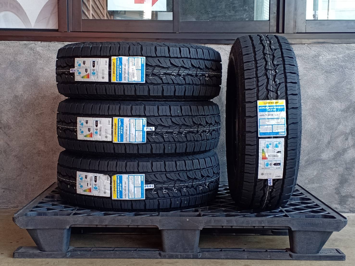 DUNLOP 225/70R15 GRANDTREK AT5 ต้องการส่วนลดราคาพิเศษ กรุณาสอบถาม