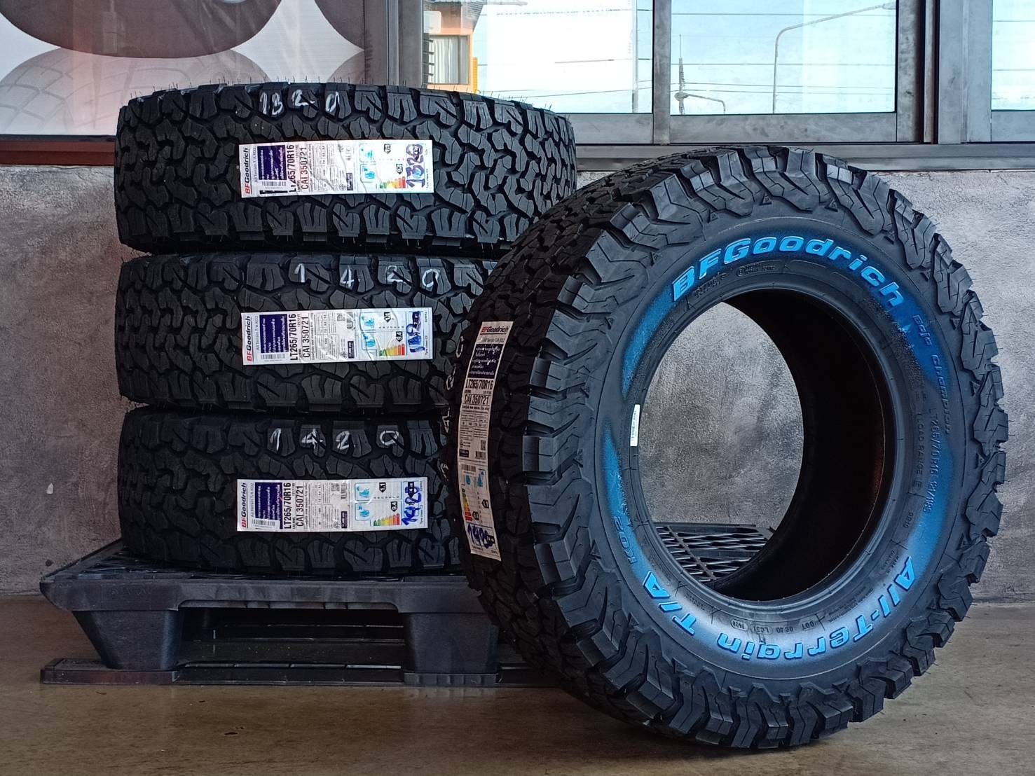 BF-GOODRICH 265/70R16 ALL TERRAIN T/A KO2 121/118S 10PR (ตัวหนังสือขาว) MADE IN THAILAND