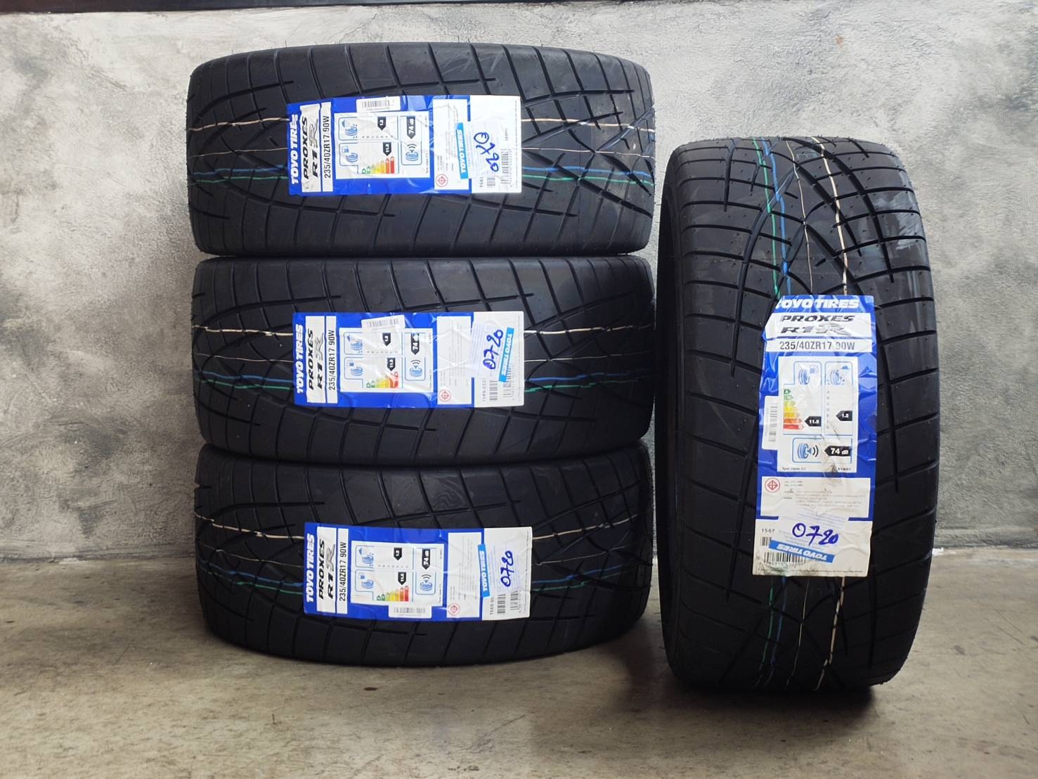 TOYO R1R 235/40ZR17