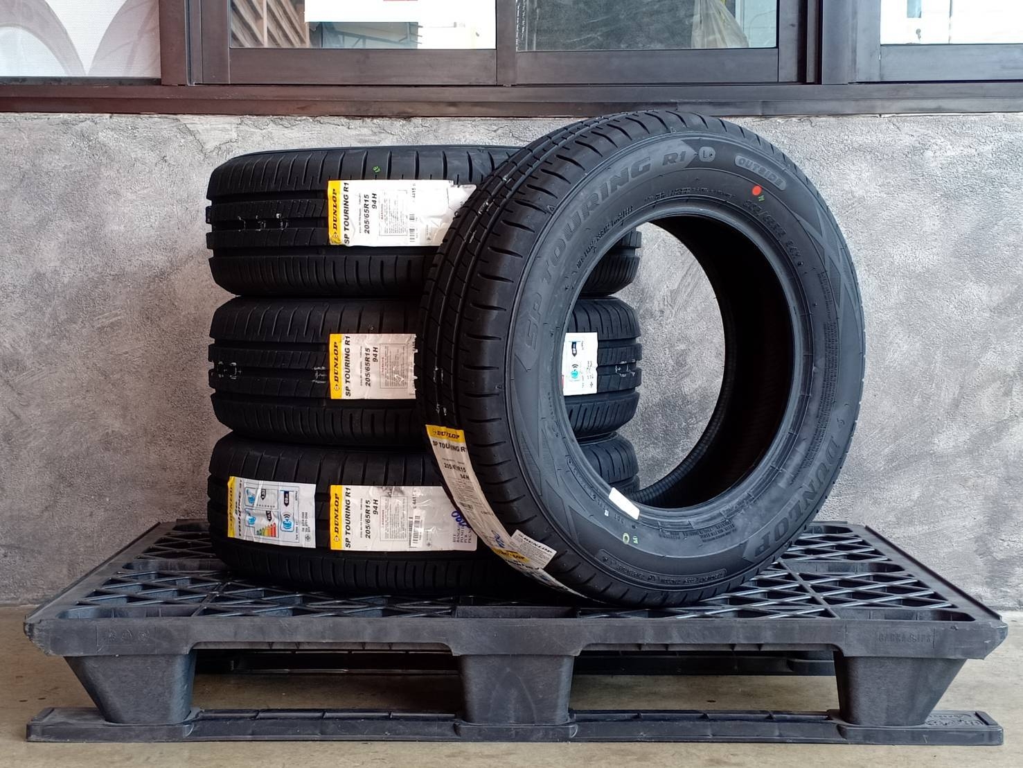 DUNLOP 205/65R15 SP TOURING R1 ต้องการส่วนลดราคาพิเศษ กรุณาสอบถาม