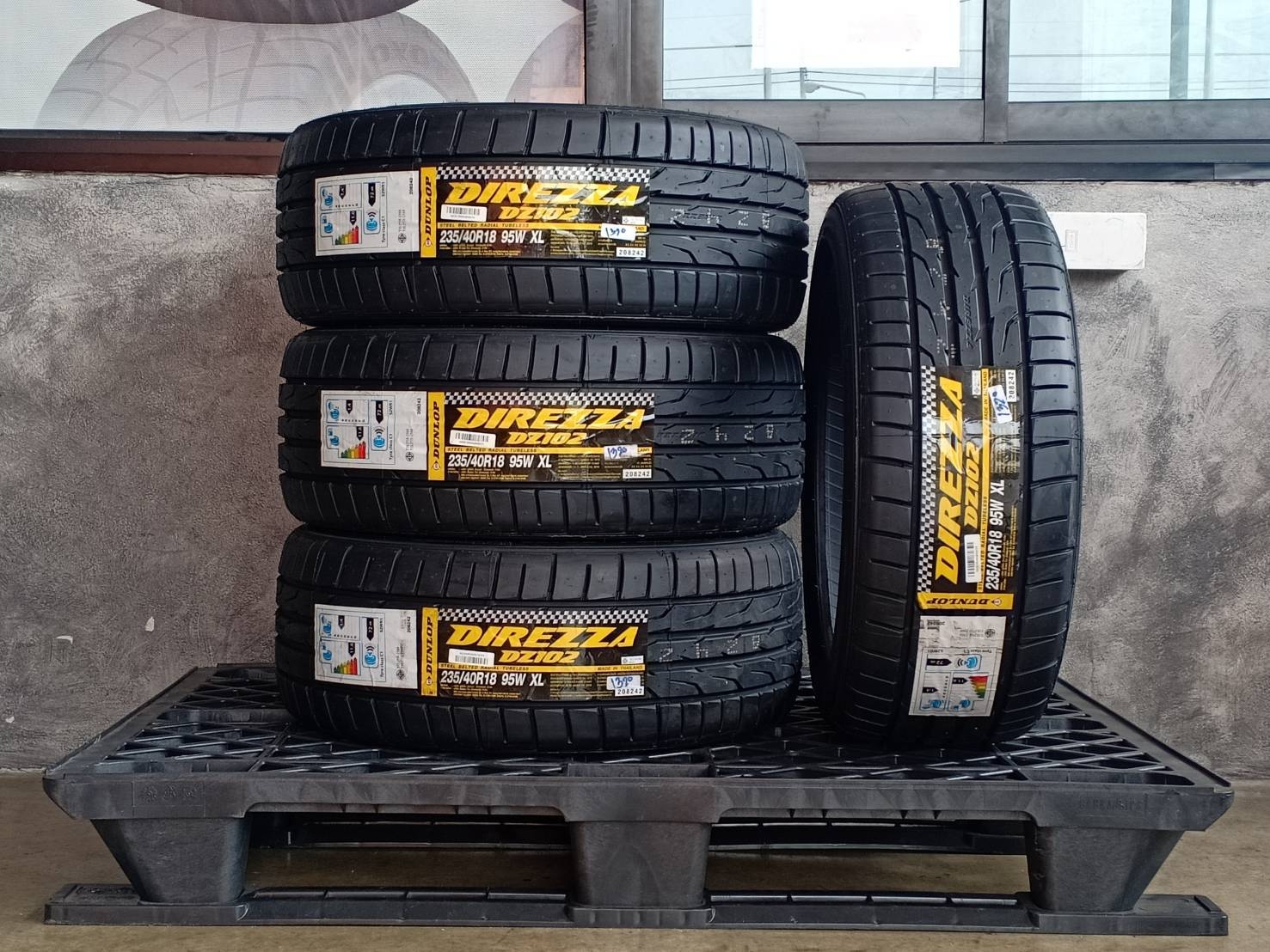 DUNLOP 235/40R18 DIREZZA DZ102 95W XL MADE IN THAILAND