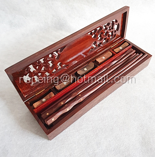 ตะเกียบและหมอนรองตะเกียบ ในกล่องไม้ชิงชันฝังเปลือกหอยมุก งานทำมือเวียดนาม แบบที่ 1