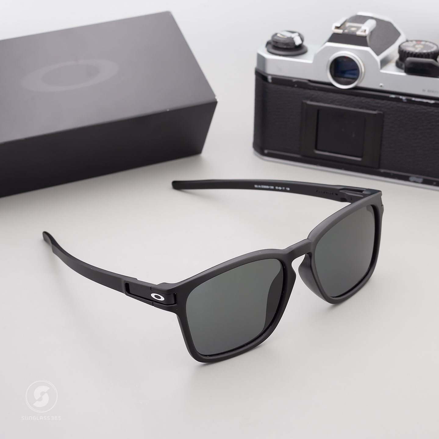 Oakley OO9358-13 MATTE BLACK Prizm Grey