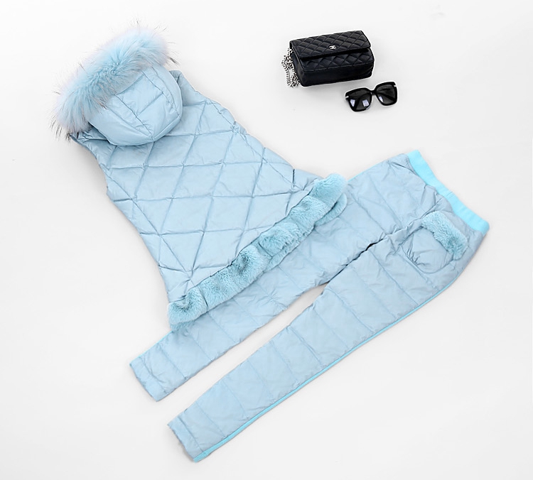 เสื้อโค้ทแบบ 3 ชิ้น สีชมพูแขนยาว ผ่าหน้าติดกระดุม ดีเทลตกแต่งคอและปลายชุดด้วยเฟอร์สีชมพู พร้อมระบายที่ปลายแขน สวยคุณภาพดีเหมือนแบบค่ะ