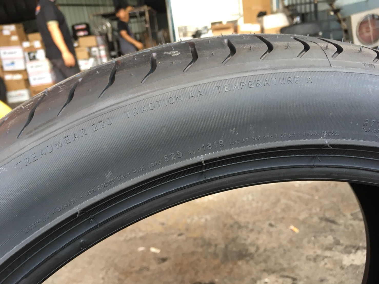 PIRELLI CINTURATO P7 RUNFLAT 255/40-18ราคาพิเศษ