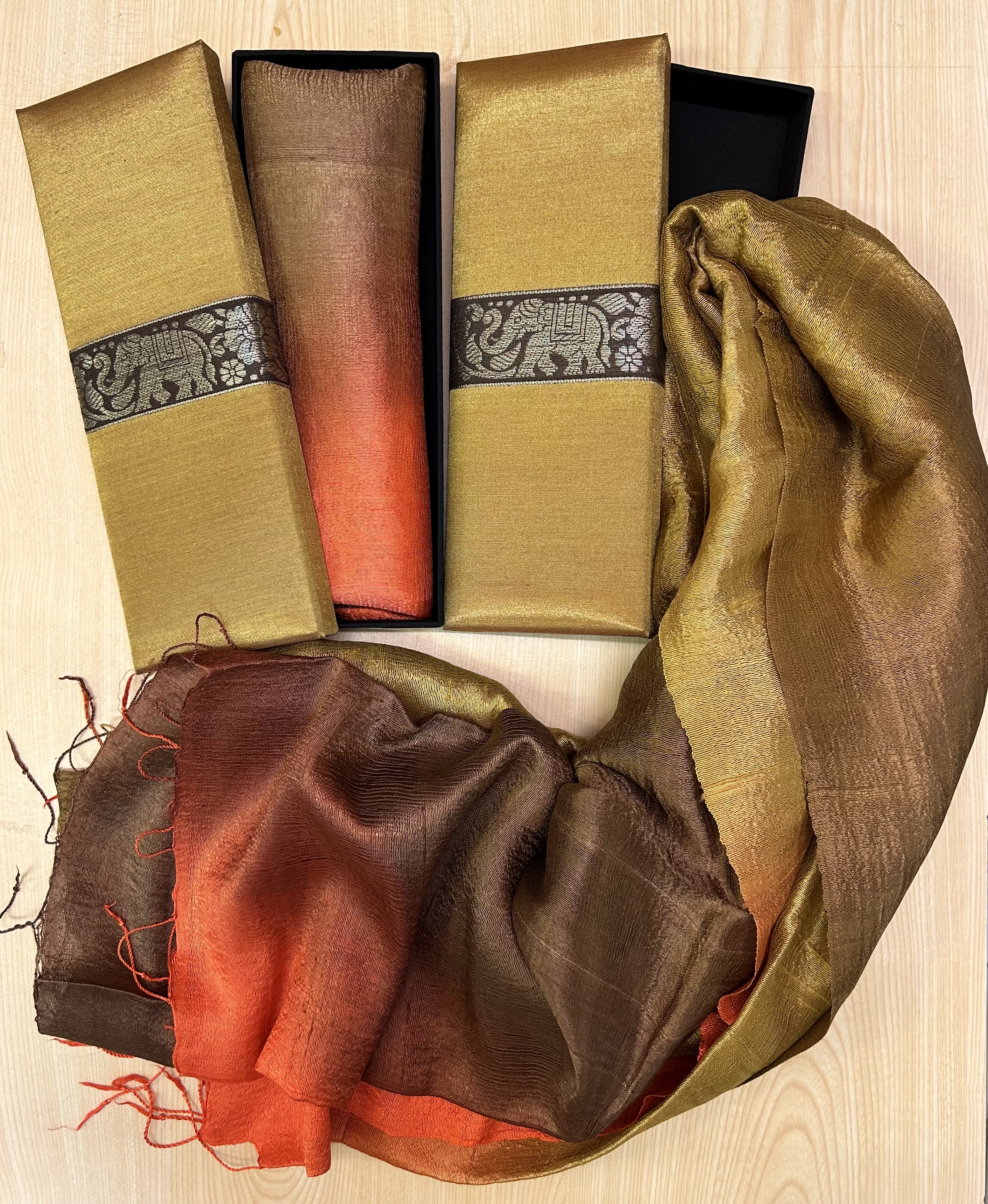 ผ้าพันคอไหมแท้ ทอมือ ของขวัญ ของฝากหรูๆ ราคาหลักร้อย พร้อมกล่อง