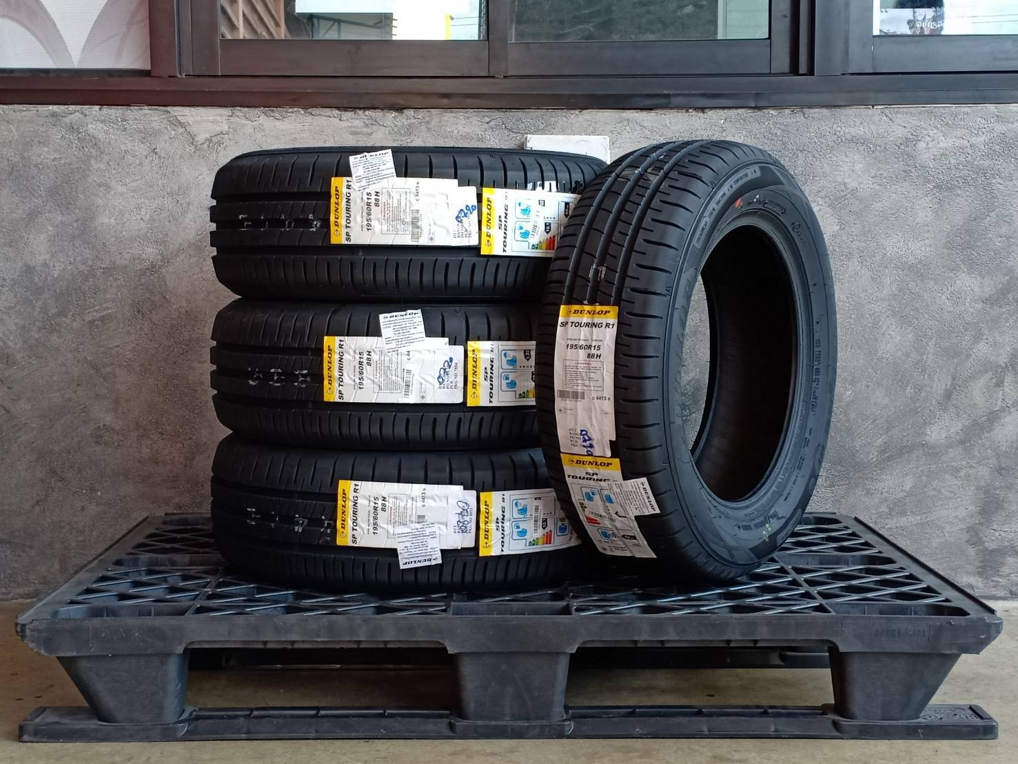 DUNLOP 195/60R15 SP TOURING R1 88H MADE IN INDONESIA