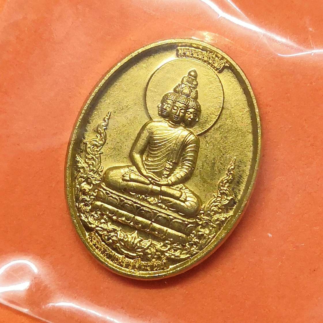 เหรียญพิมพ์เล็ก สูง 2 เซน พระเศรษฐี พระคลังมหาสมบัติ หลัง พระเศรษฐีนวโกฎิ รุ่นมงคลสวัสดิ์ วัดมงคลสวัสดิ์ ชลบุรี มหามงคลที่ระลึกประจําปี 2565 โดยอาจารย์ ลักษณ์ เรขานิเทศ สถาบันพยากรณ์ศาสตร์ เนื้อกะไหล่ทอง พร้อมกล่องเดิม