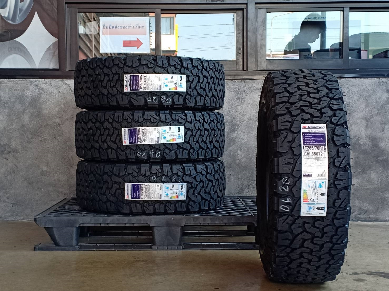 BF-GOODRICH 265/70R16 ALL TERRAIN T/A KO2 121/118S 10PR (ตัวหนังสือขาว) MADE IN THAILAND