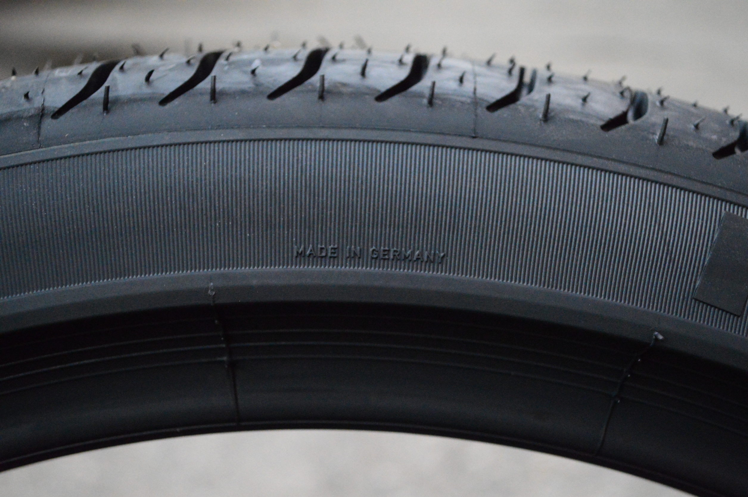 PIRELLI P-ZERO 225-40-19 เส้น 15500 บาท (runflat) ปี17