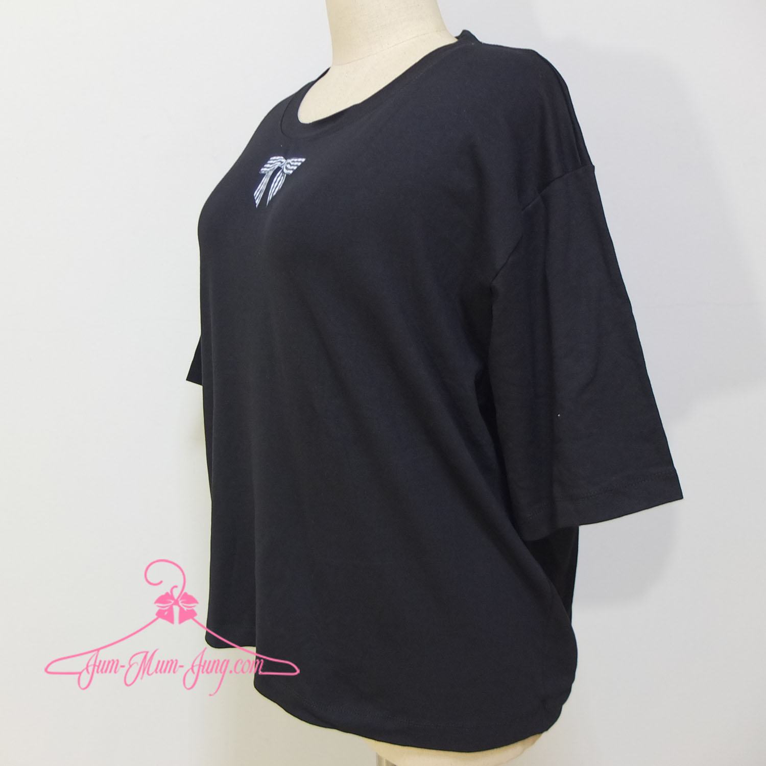 *อก52-54นิ้ว*เสื้อคนอ้วนผ้ายืดดำสกรีนลายโบว์ เนื้อผ้ายืดได้เยอะ สวยน่ารักมากๆค่ะ