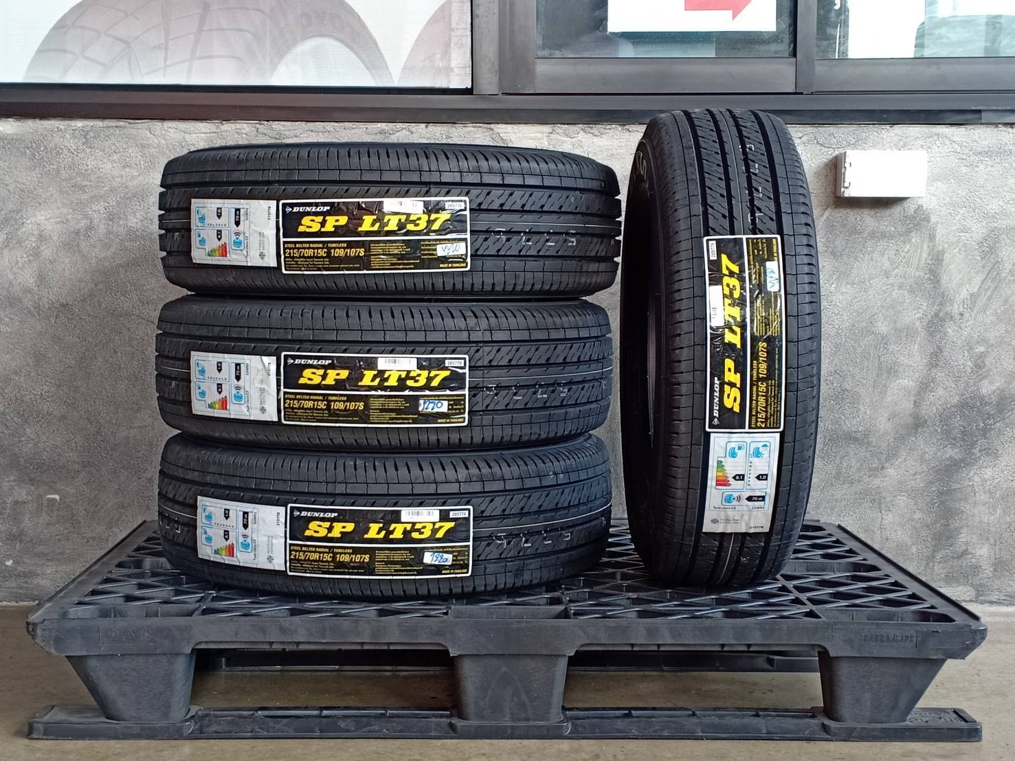DUNLOP 215/70R15 SP LT37 109/107S MADE IN THAILAND