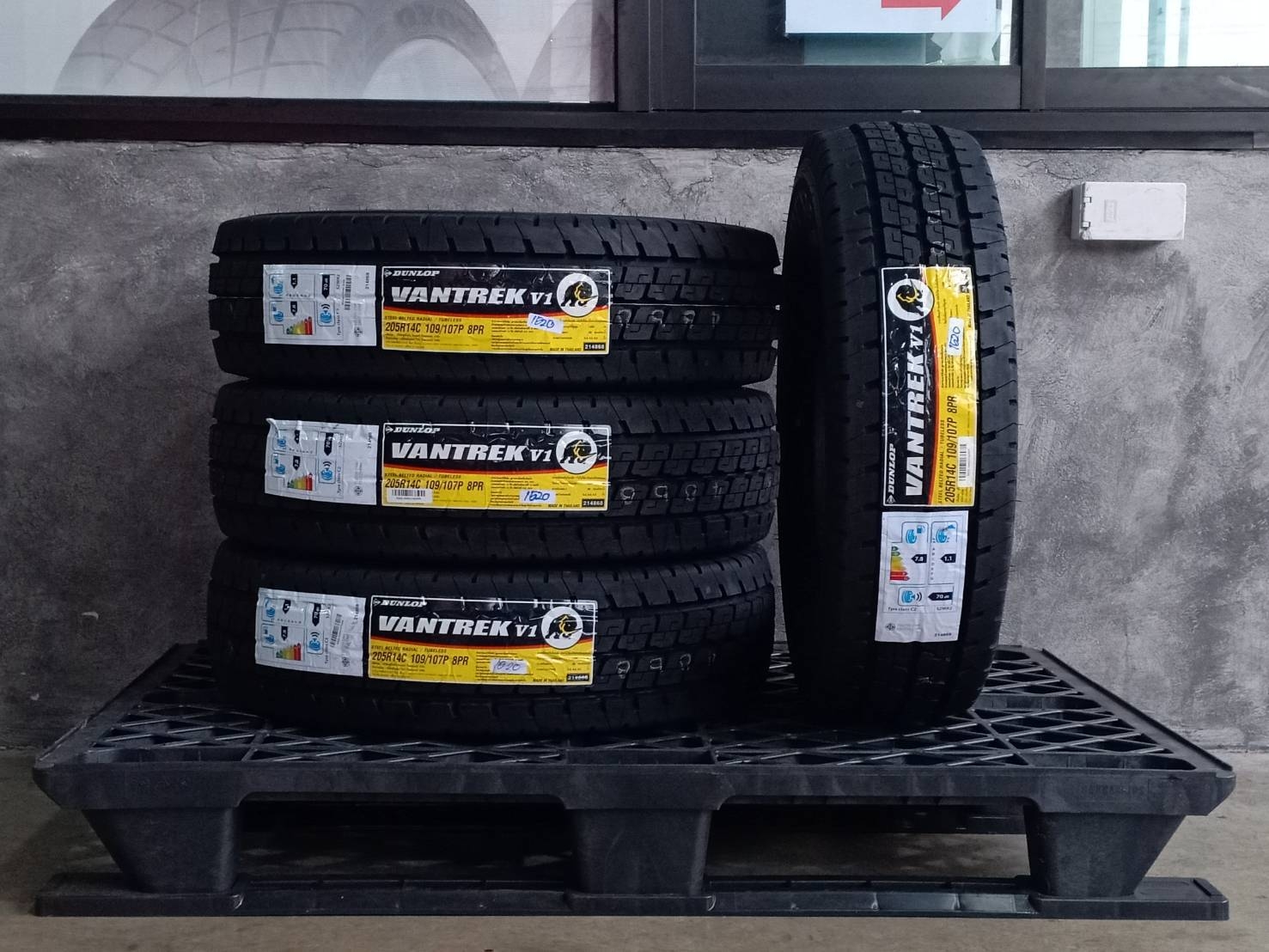 DUNLOP 205R14 VANTREK V1 109/107P 8PR MADE IN THAILAND