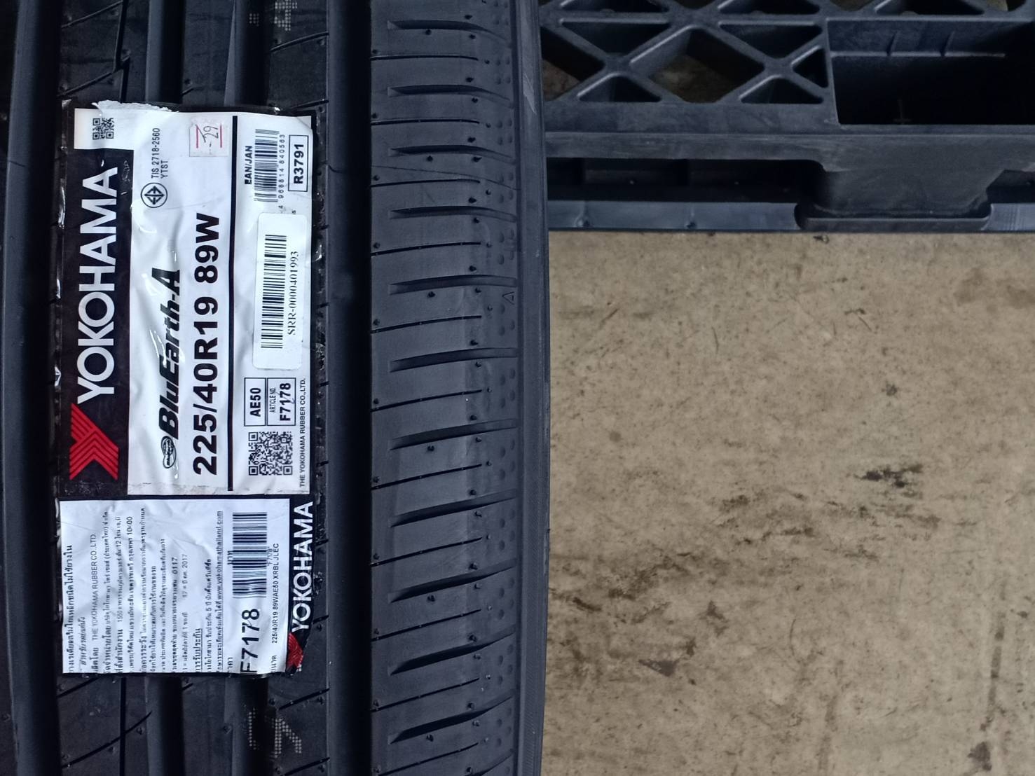 YOKOHAMA BLUEARTH-A AE-50 225/40R19 89W JAPAN