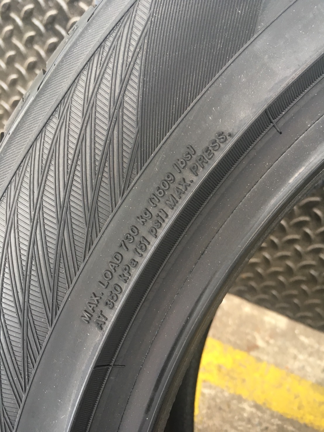 YOKOHAMA ADVAN DB V552 235-50-18 เส้น 6800 ปี18 ปกติ 8500