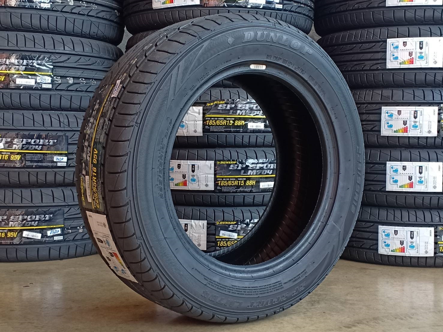 DUNLOP LM704 225/55-16 ราคาพิเศษ ปีใหม่กว่า ราคาถูกกว่าเดิม