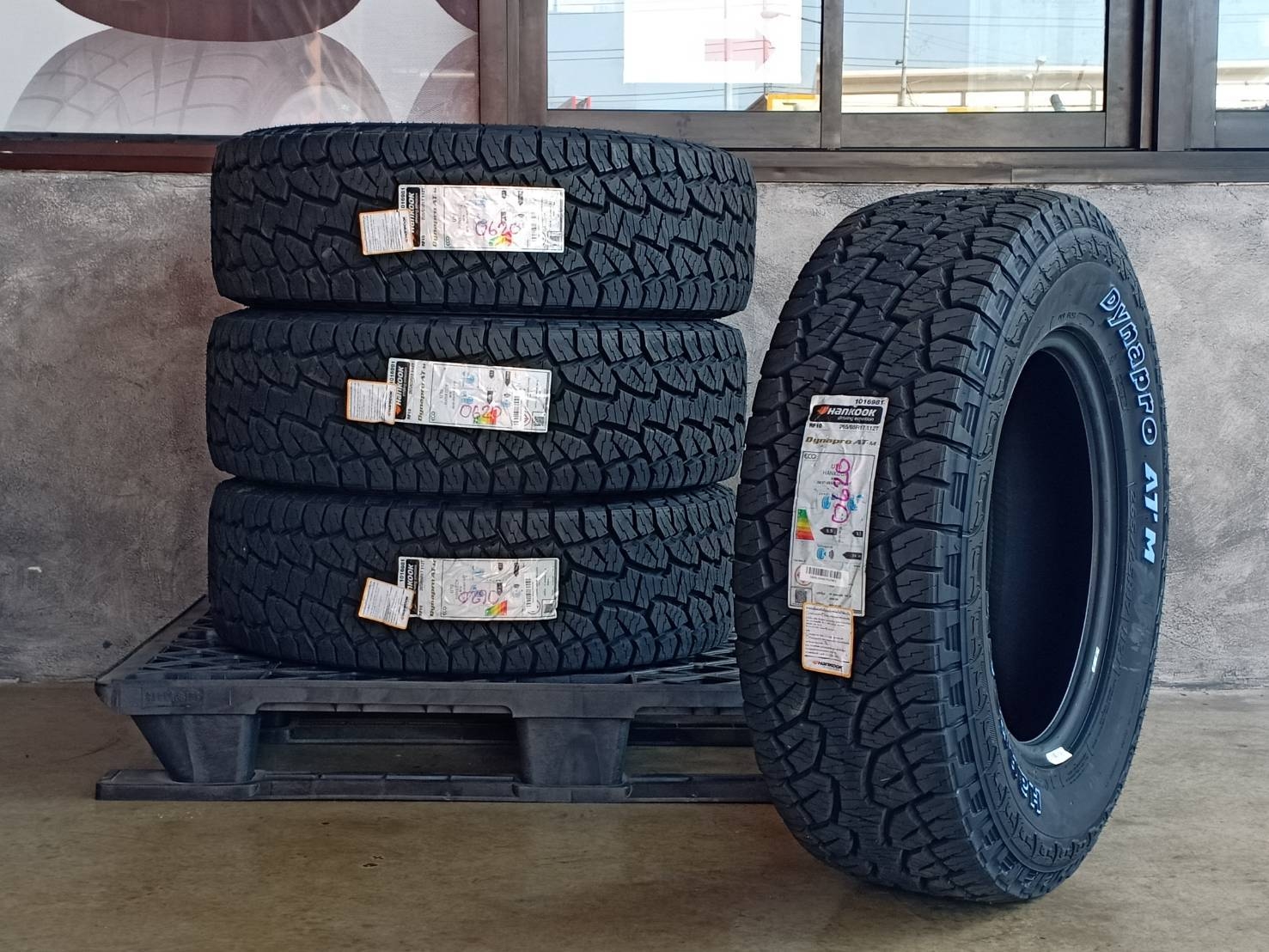HANKOOK 265/65R17 DYNAPRO AT-M 112T (ตัวหนังสือขาว) MADE IN INDONESIA