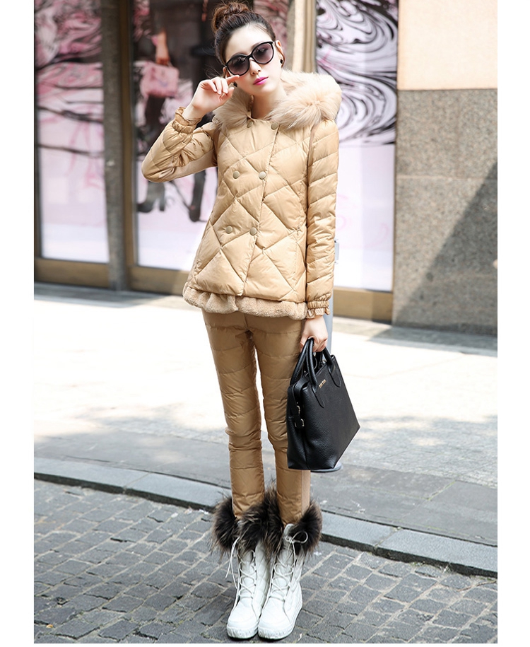 เสื้อโค้ทแบบ 3 ชิ้น สีชมพูแขนยาว ผ่าหน้าติดกระดุม ดีเทลตกแต่งคอและปลายชุดด้วยเฟอร์สีชมพู พร้อมระบายที่ปลายแขน สวยคุณภาพดีเหมือนแบบค่ะ