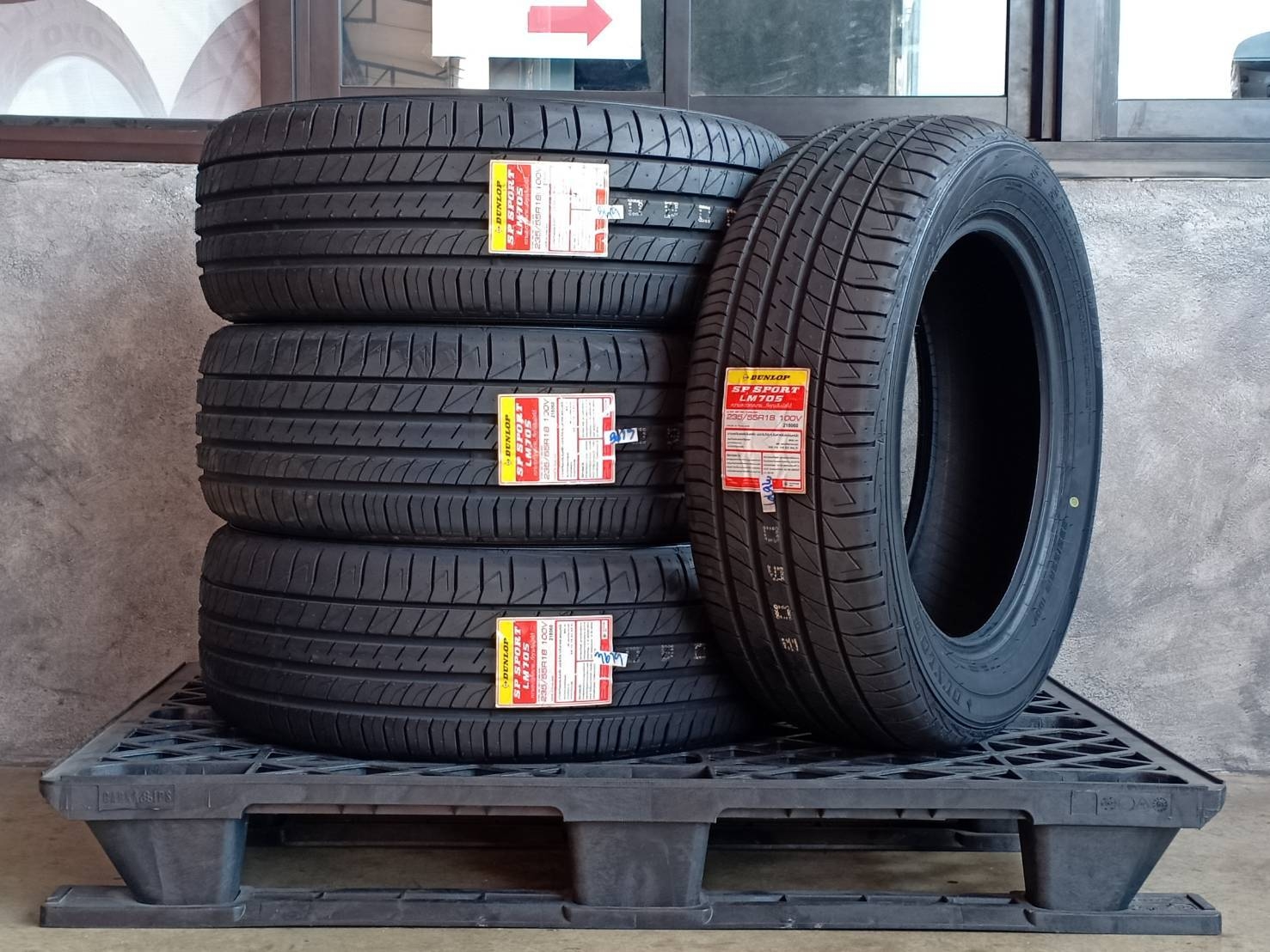 DUNLOP 235/55R18 SP SPORT LM705 100V MADE IN THAILAND