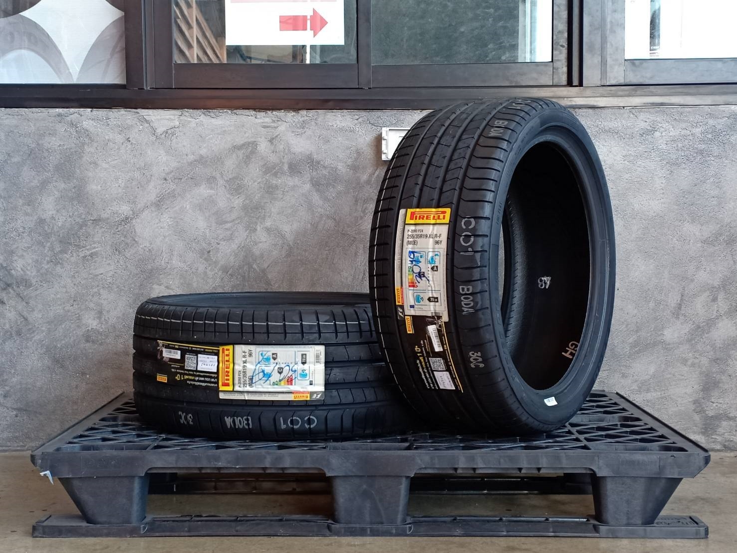 PIRELLI P ZERO PZ4 (MOE) (runflat) 255/35R19