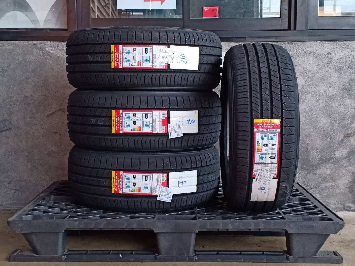 DUNLOP 225/45R18 95W XL SP SPORT LM705 ราคาถูก