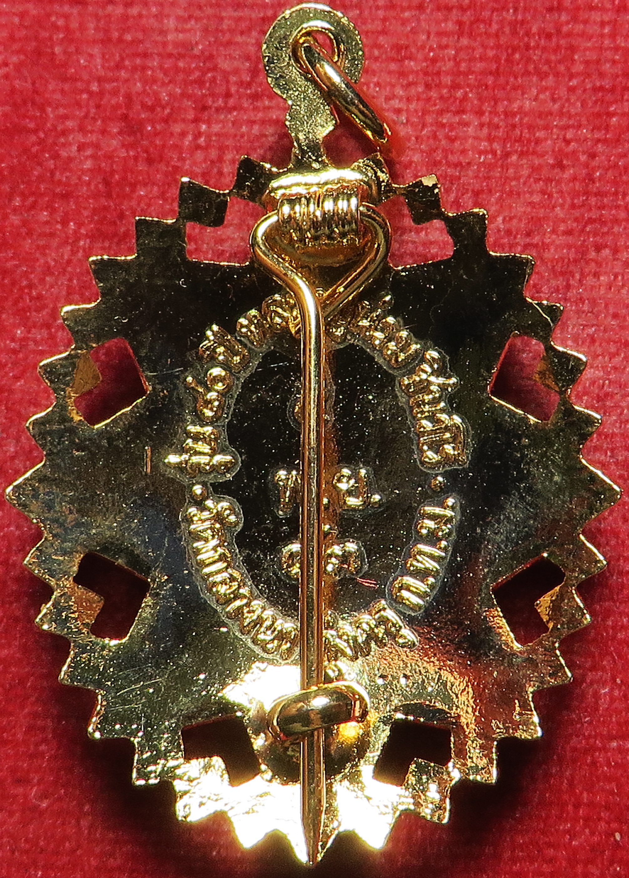 2117 (2) ล็อกเก็ต พระครูปลัดน่วม ชินวโร วัดบางมดโสธราราม (วัดกลางนา) กรุงเทพ ปี พ.ศ.2543 ตัวเรือนล็อกเก็ต ชุบทอง ลงยา 3 สี ออกแบบ สวยมาก มาพร้อมกล่องเดิม จากวัด