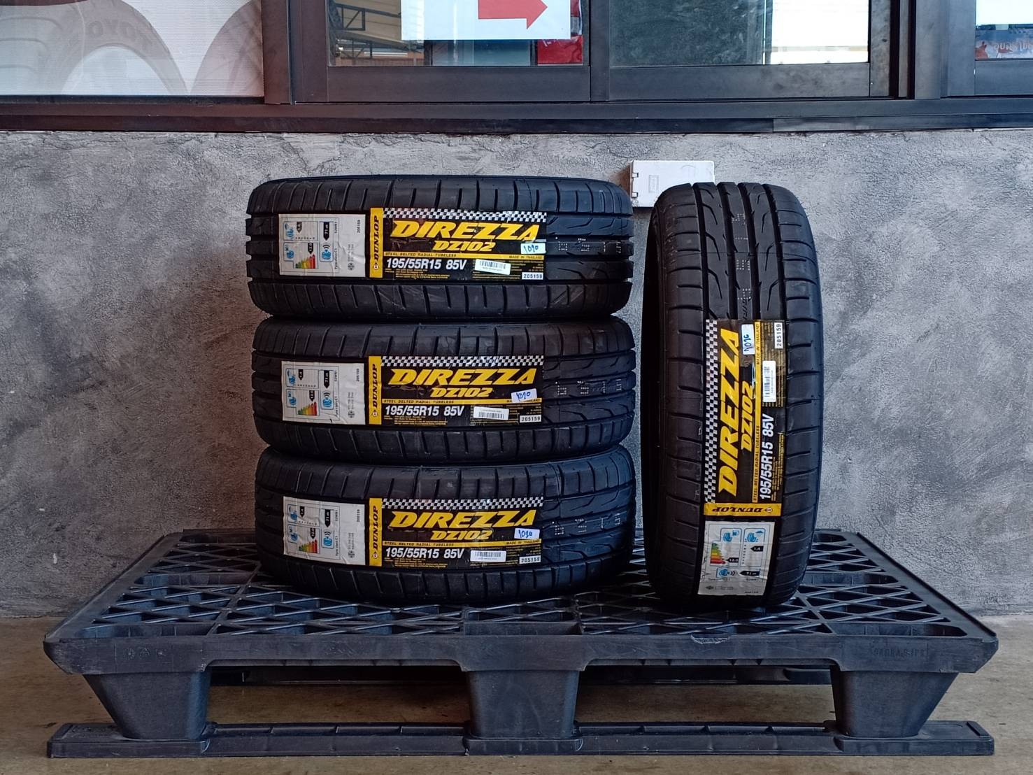 DUNLOP 195/55R15 DIREZZA DZ102 85V MADE IN THAILAND..