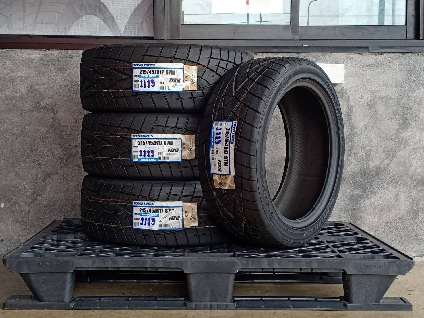 TOYO 215/45ZR17 PROXES R1R 87W MADE IN JAPAN