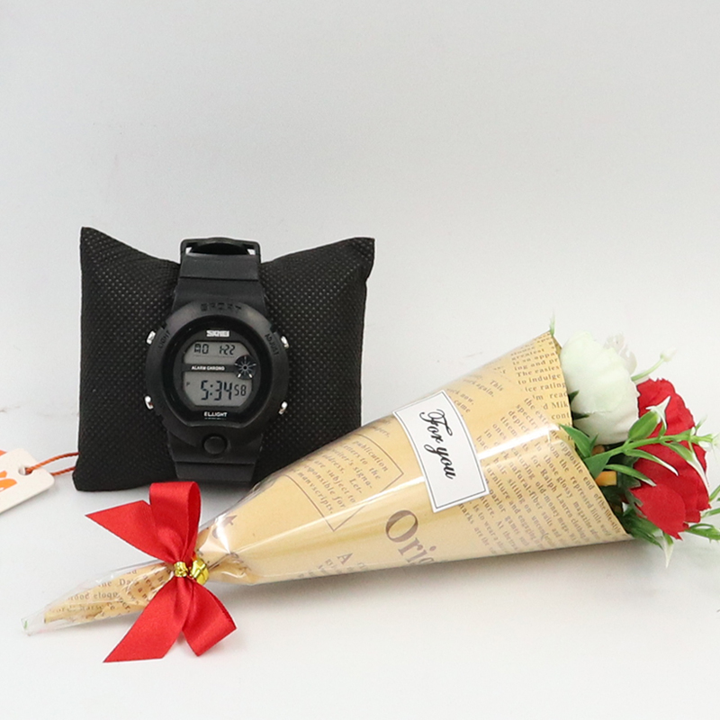 เซ็ตเซอร์ไพรส์แฟน นาฬิกาข้อมือดิจิตอล + ช่อดอกไม้ พร้อมเม็ดโฟมสีเทา กล่องของขวัญ เปิดฝาสีเงินสุดหรู