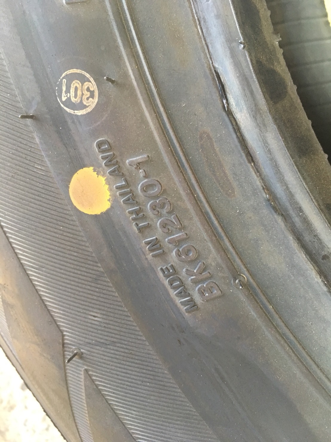 BRIDGESTONE R611 215-70-15 เส้น 2500 บาท ปี17 ปกติ 3500