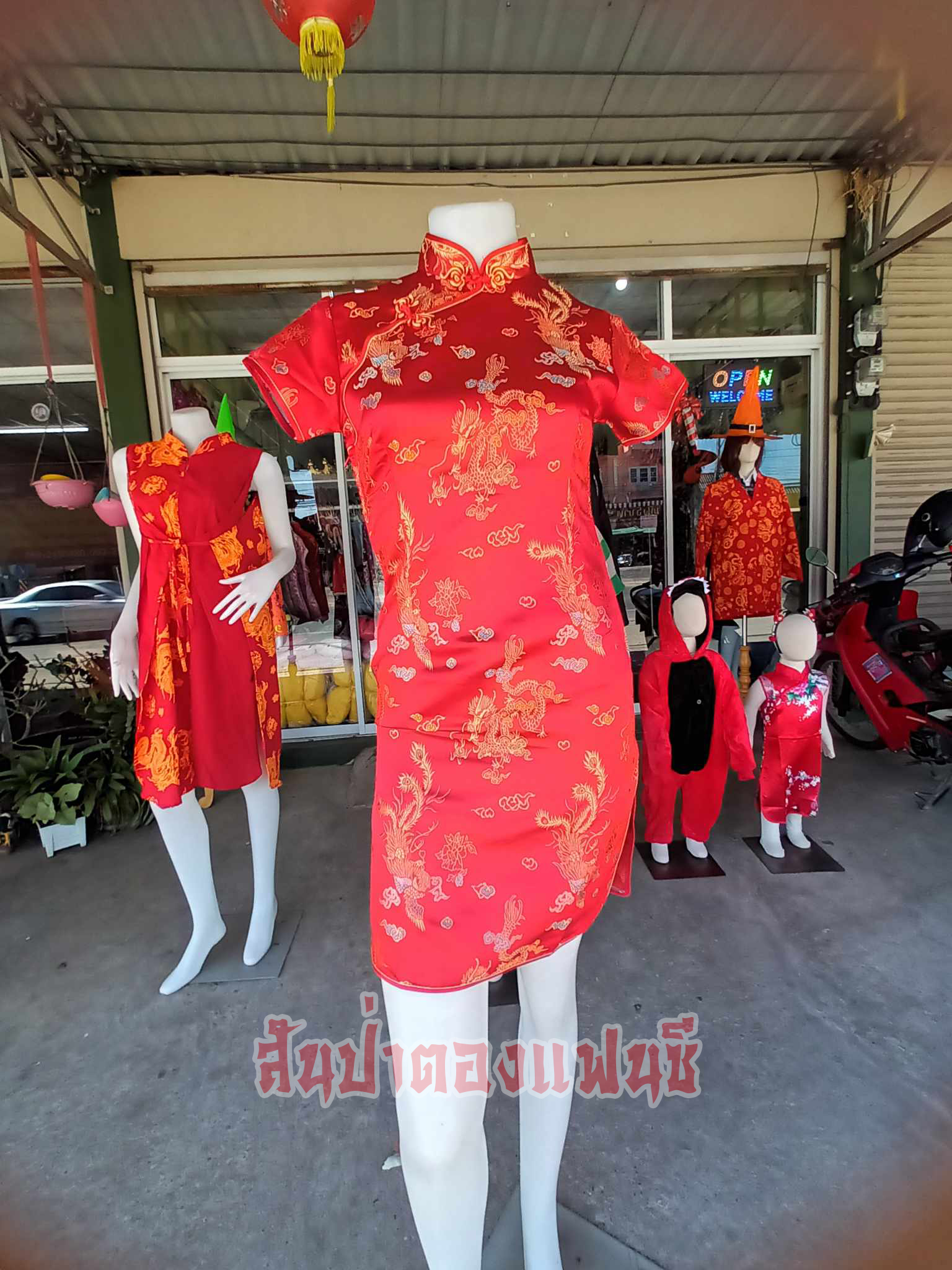 ชุดจีนกี่เพ้าสีแดง ชุดกี่เพ้าตรุษจีน แบบชายสั้น มีไซส์ S - 6XL