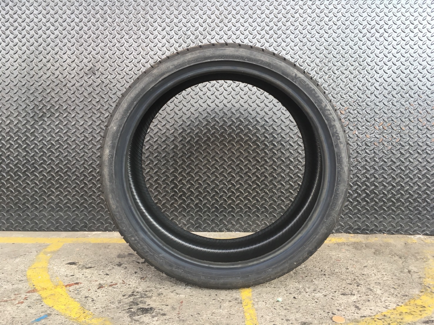 HANKOOK V12 EVO-2 225-35-19 เส้น 5500 ปกติ 7500 ปี 17
