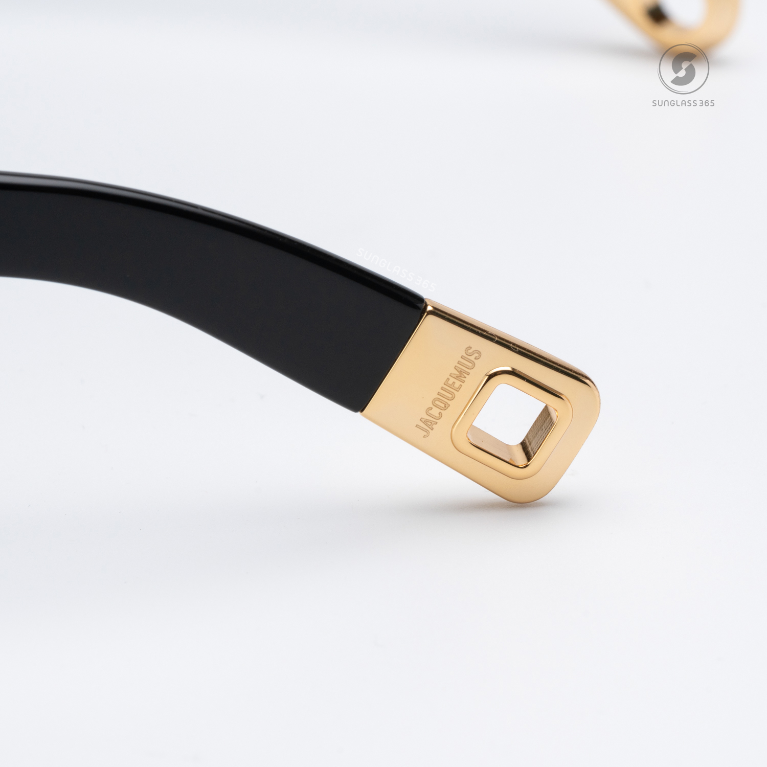 แว่นกันแดด JACQUEMUS OVALO JAC4 C1