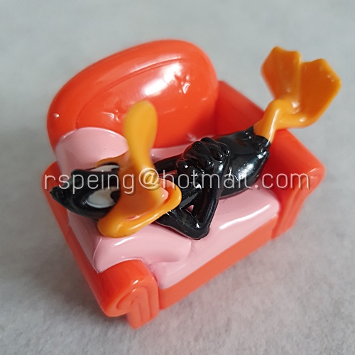 รถเข็นถอยหลังวิ่ง (Pullback car) Duffy Duck บนโซฟาสีส้ม